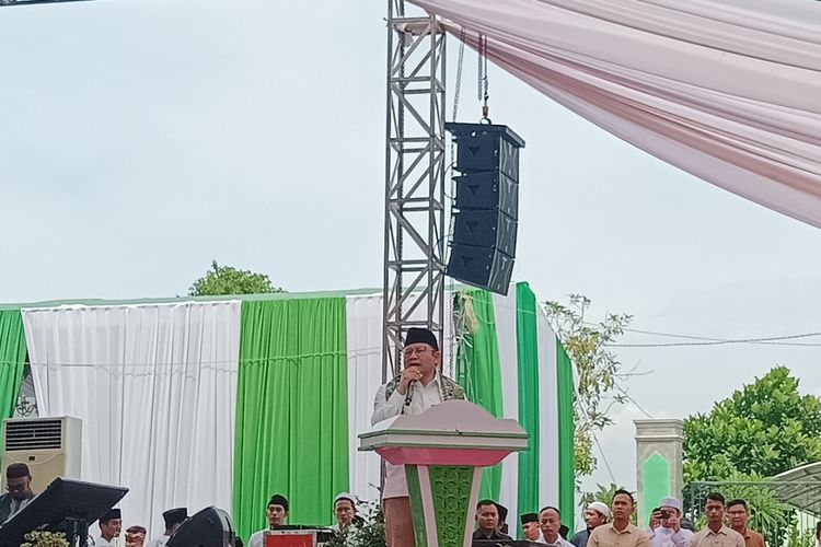 Cawapres nomor urut 1, Muhaimin Iskandar (Cak Imin) saat menghadiri acara haul Masyayikh Ke-21 dan Silaturrohim Nasional Alumni Pondok Pesantren Terpadu Al-Yasini di Pasuruan, Jawa Timur pada Minggu (14/1/2024).