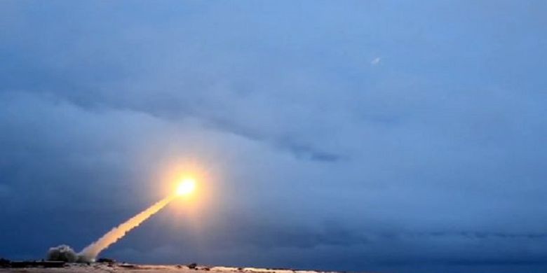 Dalam gambar terlihat rudal penjelajah Burevestnik diluncurkan ke udara. Rudal itu diklaim bisa menjangkau seluruh target di dunia.