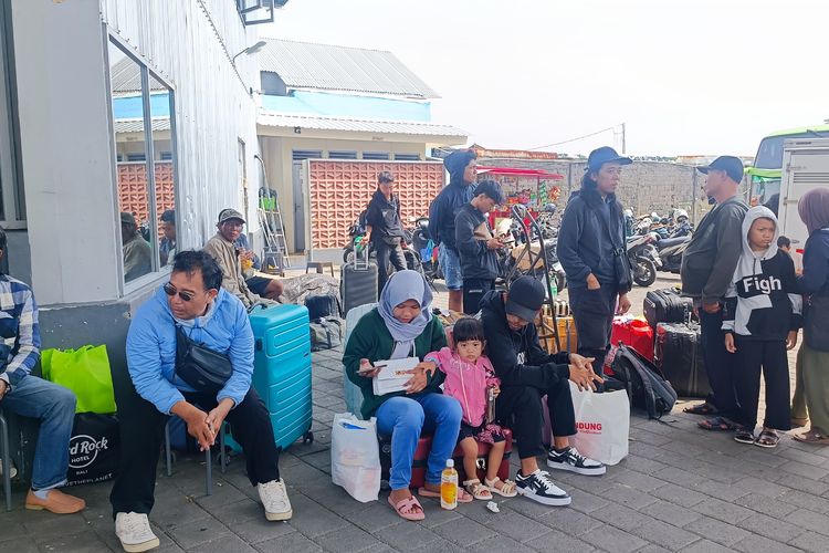 Para pemudik tampak memenuhi area keberangkatan di PO (perusahaan otobus) Gunung Harta, Jalan Cokroaminoto, Kota Denpasar, Bali, Senin (24/3/2025). KOMPAS.COM/ Yohanes Valdi Seriang Ginta 