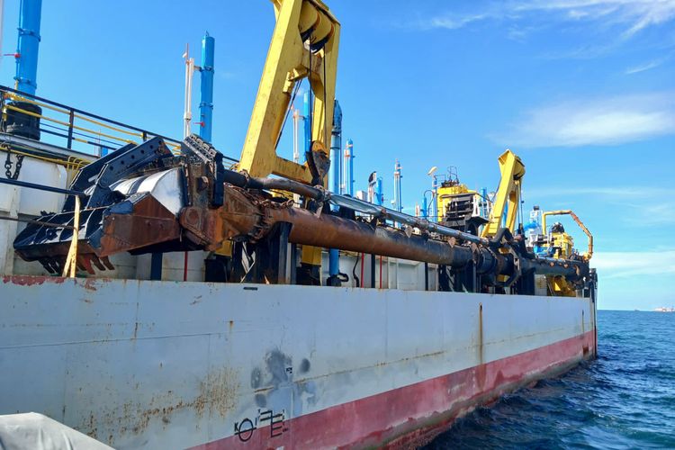 Kapal TSHD Sorong milik PT LIS di Pelabuhan Umum Kawasan Industri Lamongan Shorebase di Tanjung Pakis, Kecamatan Paciran, Lamongan, Jawa Timur, Jumat (26/4/2024).