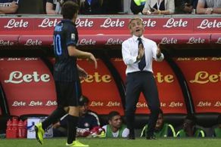 Pelatih Inter Milan, Roberto Mancini (kanan), memberikan instruksi kepada Mateo Kovacic pada laga kontra Juventus di Stadion Giuseppe Meazza, Mei 2015.