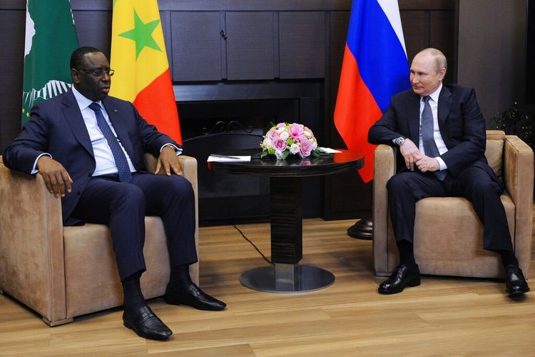 Presiden Rusia Vladimir Putin, kanan, berbicara kepada Presiden Senegal dan ketua Uni Afrika Macky Sall selama pertemuan mereka di kediaman Bocharov Ruchei di resor Laut Hitam Sochi, Rusia, Jumat, 3 Juni 2022. 
