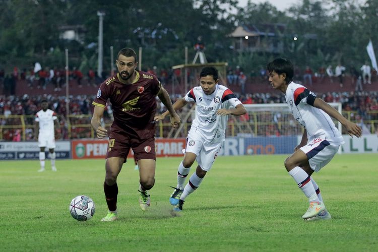 Pemain asing PSM Makassar Everton dijaga ketat Pemain Arema FC Evan DImas dan Johan Ahmad Farizi saat pertandingan pekan 5 Liga 1 2022-2023 yang berakhir dengan skor 1-0 di Stadion Gelora BJ Habibie Pare-Pare, Sabtu (20/8/2022) sore..