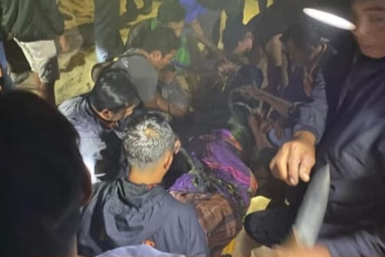 Proses evakuasi nelayan tenggelam di Pantai Ngrawah, Kapanewon Saptosari, Gunungkidul, DI Yogyakarta. Sabtu (14/10/2023) malam