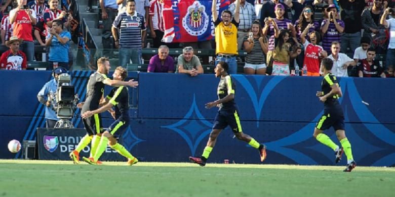 Para pemain Arsenal merayakan gol ke gawang Chivas Guadalajara pada laga uji coba di StubHub, Carson, Minggu (31/7/2016). 