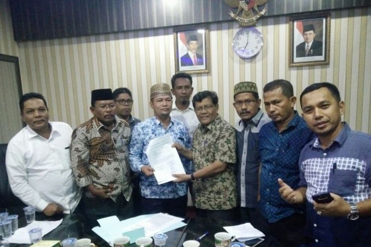 Ketua DPRD Aceh Utara Ismail A Jalil dan Sekda Aceh Utara Abdul Aziz bersalaman usai menandatangani buku APBD Aceh Utara 2018 di Gedung DPRD Aceh Utara, Rabu (11/4/2018).