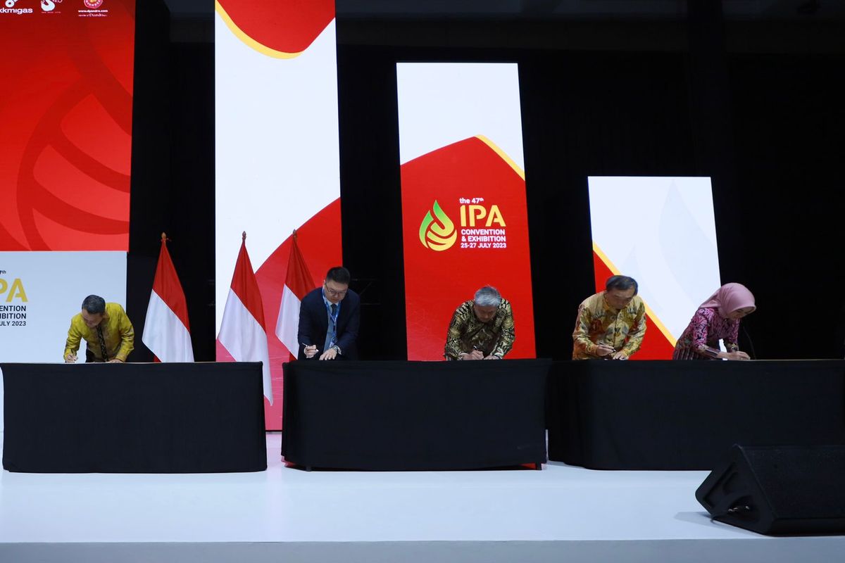 Penandatanganan perjanjian jual-beli kepemilikan hak partisipasi (participating interest/PI) Shell di Blok Masela oleh Pertamina dan Petronas dalam acara pembukaan Konvensi Indonesia Petroleum Association (IPA) di ICE BSD, Tangerang, Selasa (25/7/2023).  