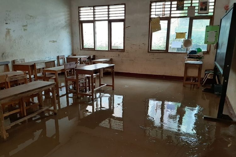 Lumpur karena banjir bandang masih tersisa di ruangan kelas di Madrasah Ibtidaiyah (MI) Al - Hidayah Islamiyyah, Desa Margaluyu, Kecamatan Sajira, Kabupaten Lebak, Provinsi Banten, Kamis (23/5/2019). Akibat banjir bandang, aktivitas sekolah diliburkan selama dua hari. 