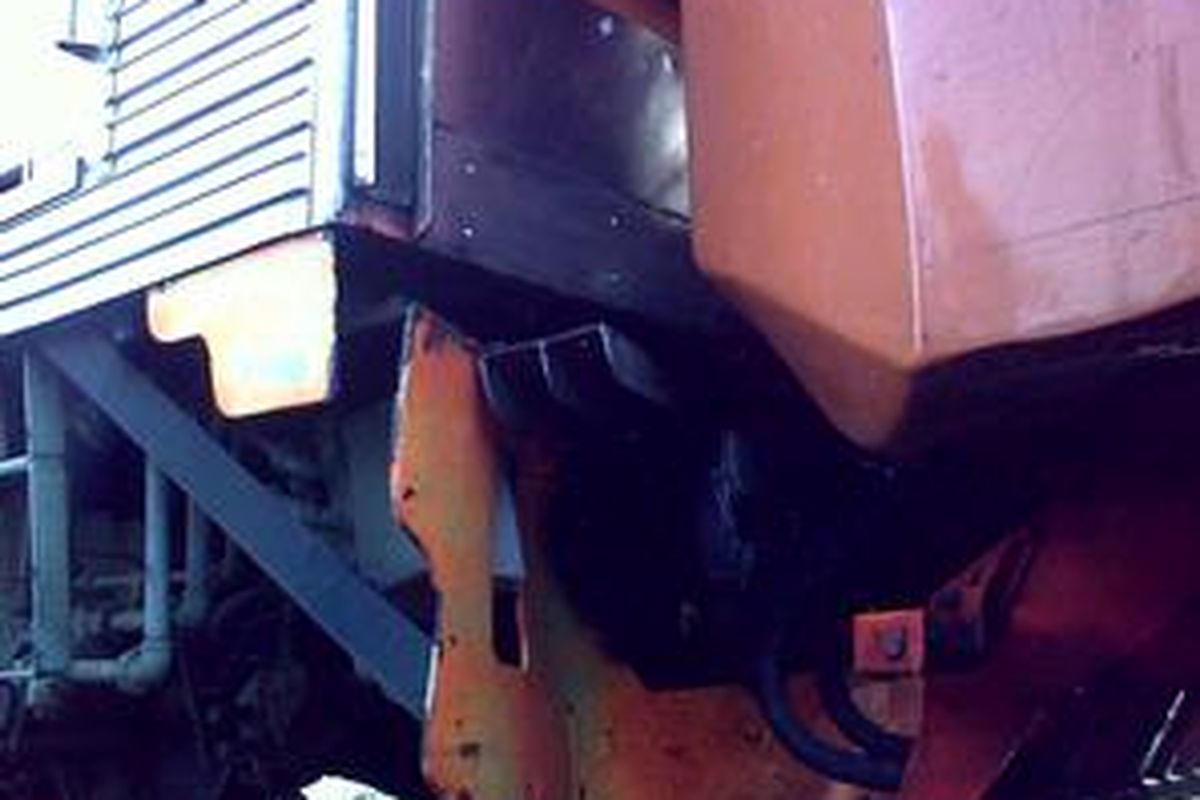 Bagian kereta yang berbenturan dalam tabrakan kereta di antara Stasiun Manggarai dan Stasiun Tebet, tepatnya di kawasan Bukit Duri antara kereta ekspres Depok dengan kereta ekonomi Jabotabek.