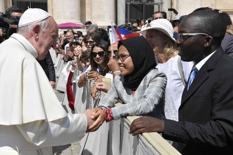 Dewi Praswida, perempuan asal Indonesia bersalaman dan berdialog dengan Paus Fransiskus di Vatikan, Roma, 26 Juni 2019