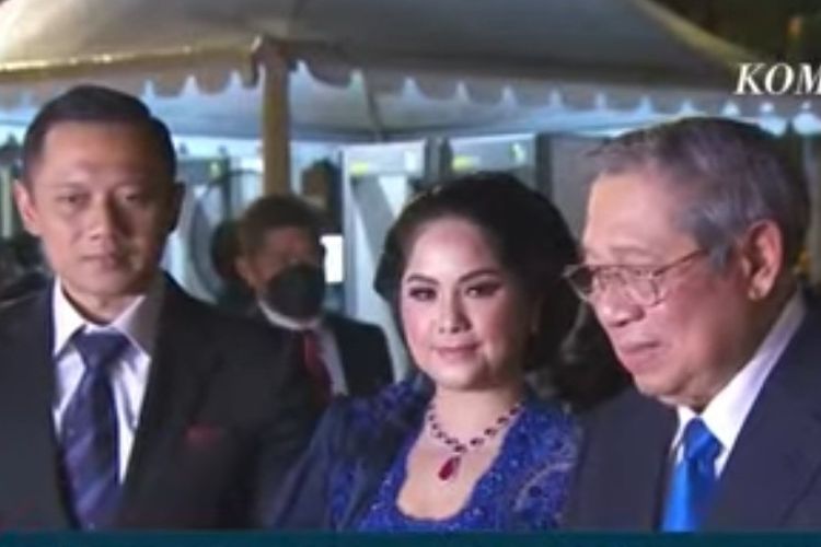 Presiden keenam Indonesia Susilo Bambang Yudhoyono, Agus Harimurti Yudhoyono, dan Annisa Pohan saat menghadiri pernikahan Kaesang dan Erina di Pura Mangkunegaran, Solo, Minggu (11/12/2022).