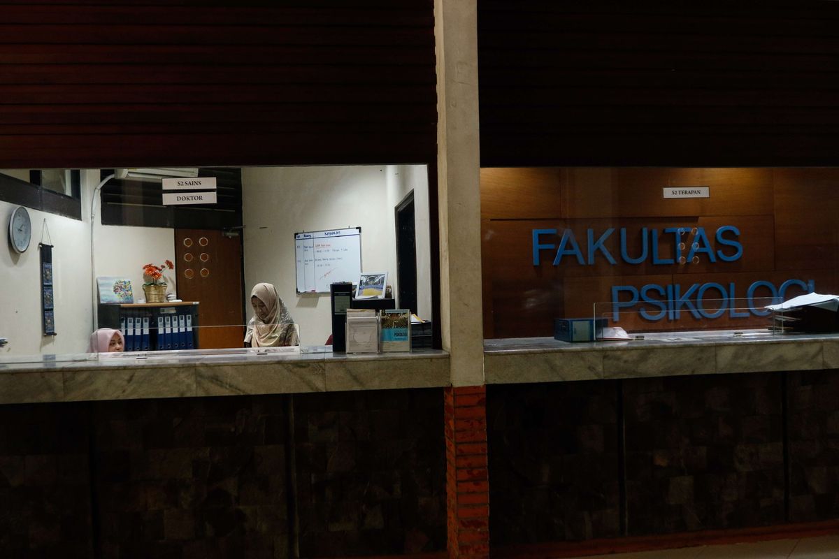 Suasana lenggang di kompleks Kampus Universitas Indonesia, Depok, Jawa Barat, Rabu (18/3/2020). Untuk pencegahan penyebaran infeksi Covid-19 , Universitas Indonesia mengeluarkan kebijakan mengubah bentuk kuliah tatap rnuka menjadi Pembelajaran Jarak Jauh (PJJ) sejak hari Rabu, 18 Maret 2020 hingga berakhirnya semester genap Tahun Ajaran 2019/2020.