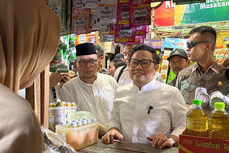 Wakil Ketua Dewan Perwakilan Rakyat (DPR) Bidang Kesejahteraan Rakyat, Muhaimin Iskandar mengunjungi Pasar Grogolan Baru, Kota Pekalongan, Jawa Tengah, Kamis (16/11/2023).