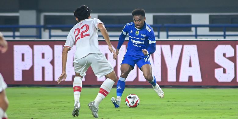 Winger Persib Bandung Saddil Ramdani mengamuk usai diganti pelatih Bojan Hodak di babak pertama pada laga melawan Persis Solo, Senin (27/10/2025) di Stadion Gelora Bandung Lautan Api (GBLA) dalam laga pekan ke-10 Super League 2025-2026. 