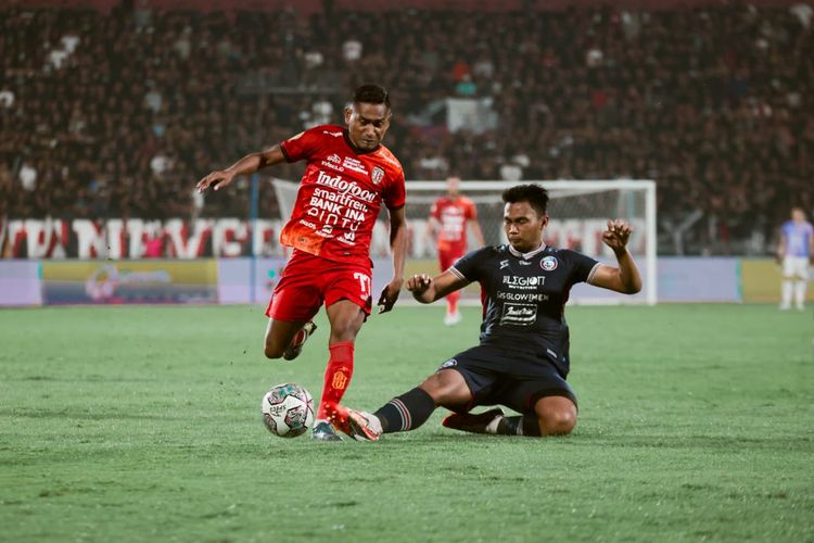 Pemain Bali United Ramdani Lestaluhu berduel dengan pemain Arema FC Bagas Adi saat pertandingan pekan 4 Liga 1 2022-2023 yang berakhir dengan skor 1-2 di Stadion Kapten I Wayan Dipta Gianyar, Sabtu (13/8/2022) malam. Terkini, Arema FC dan Bali United kembali dijadwalkan bertanding pada pekan ke-21 Liga 1 2022-2023, Senin (30/1/2023) sore WIB. Namun, laga Arema vs Bali United itu terpaksa ditunda karena persoalan venue.