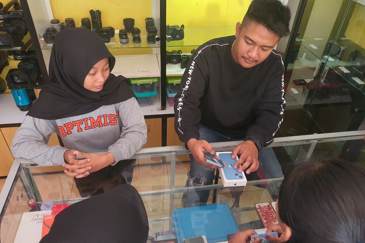 Warga menyewa iPhone di kios 'Ras Kamera' yang beralamat di Nogosari III, Kalurahan Bandung, Kapanewon Playen, Gunungkidul, DI Yogyakarta. Senin (24/3/2025)