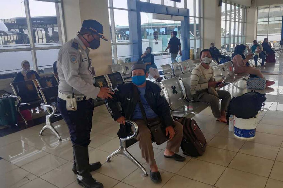 Suasana di dalam Terminal Terpadu Pulo Gebang, Jakarta Timur, Kamis (23/4/2020).