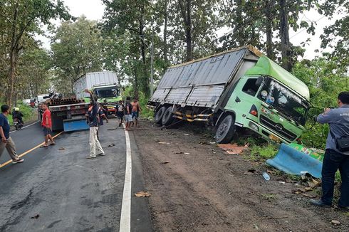 Sopir Diduga Mengantuk, Truk Boks Berisi Minyak Goreng Tergelincir di Blora