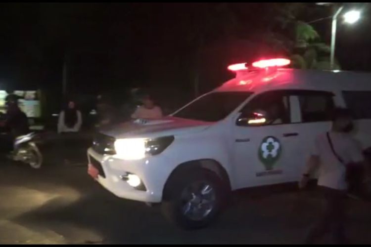 BPBD dan Dinsos Sulbar Sipakan Ambulance dan Tenda Darurat Untuk Pengungsi Gempa *** Local Caption *** BPBD dan Dinsos Sulbar Sipakan Ambulance dan Tenda Darurat Untuk Pengungsi Gempa