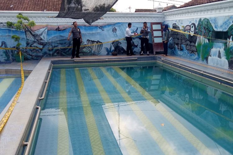 Anggota Polsek Tegalrejo saat  berada di lokasi kolam renang untuk mendalami  peristiwa dua anak tengelam. 