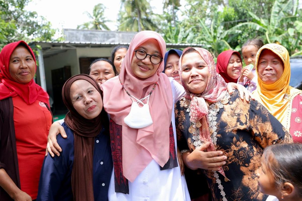 Bupati Banyuwangi, Ipuk Fiestiandani saat program Bupati Ngantor di Desa. 