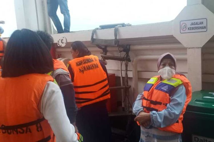 Evakuasi penumpang KMP Gunsa yang terbakar di tengah laut, Senin (12/7/2021).