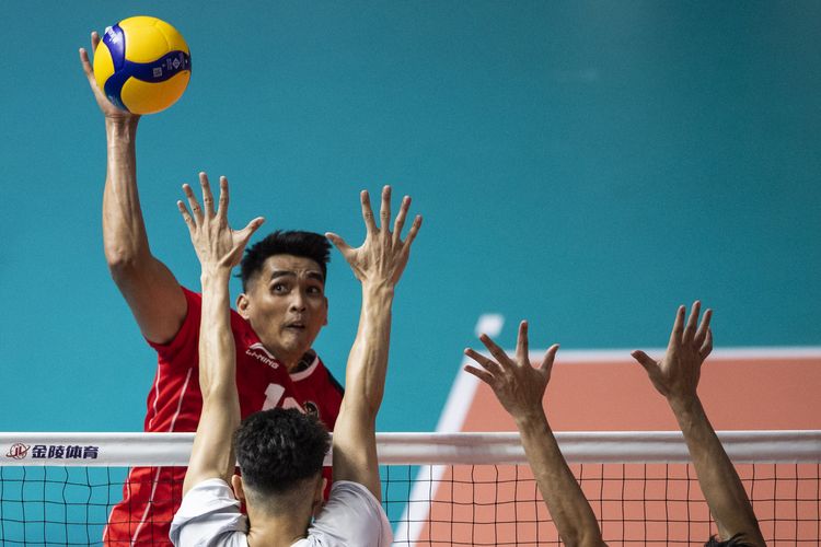 Pemain timnas voli putra Indonesia, Rivan Nurmulki, saat tampil pada SEA Games 2023 di Kamboja. Terkini, Rivan dicoret dari daftar pemain timnas voli putra Indonesia untuk Asian Men's Volleyball Championship atau Kejuaraan Bola Voli Asia 2023.