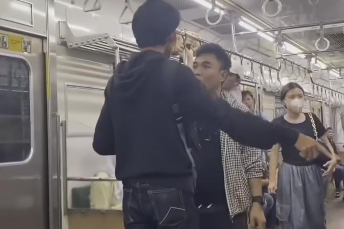 Video perkelahian antar pengguna KRL Commuterline yang beredar di Media Sosial