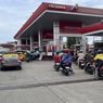 Antrean Panjang Masih Terjadi di SPBU Padang, Petugas Pasang Selebaran “Harga BBM 1 April Tetap”