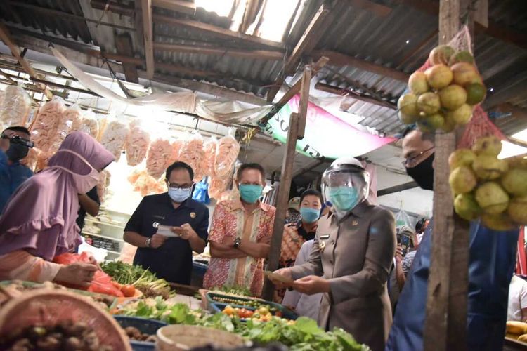 Wakil Walikota Palembang Fitrianti Agustinda saat membagikan selebaran sosialisasi belanja online di pasar tradisional Kebun Semai, Kamis (30/4/2020).