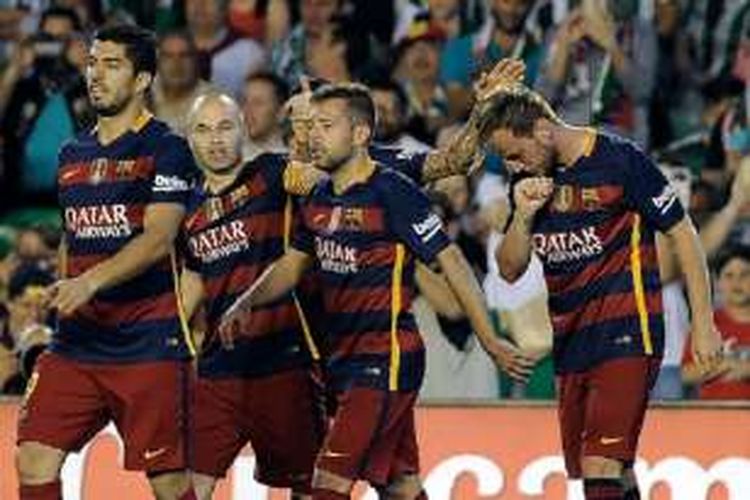 Para pemain Barcelona merayakan gol Ivan Rakitic ke gawang Real Betis pada lanjutan Divisi Primera La Liga, Sabtu (30/4/2016).