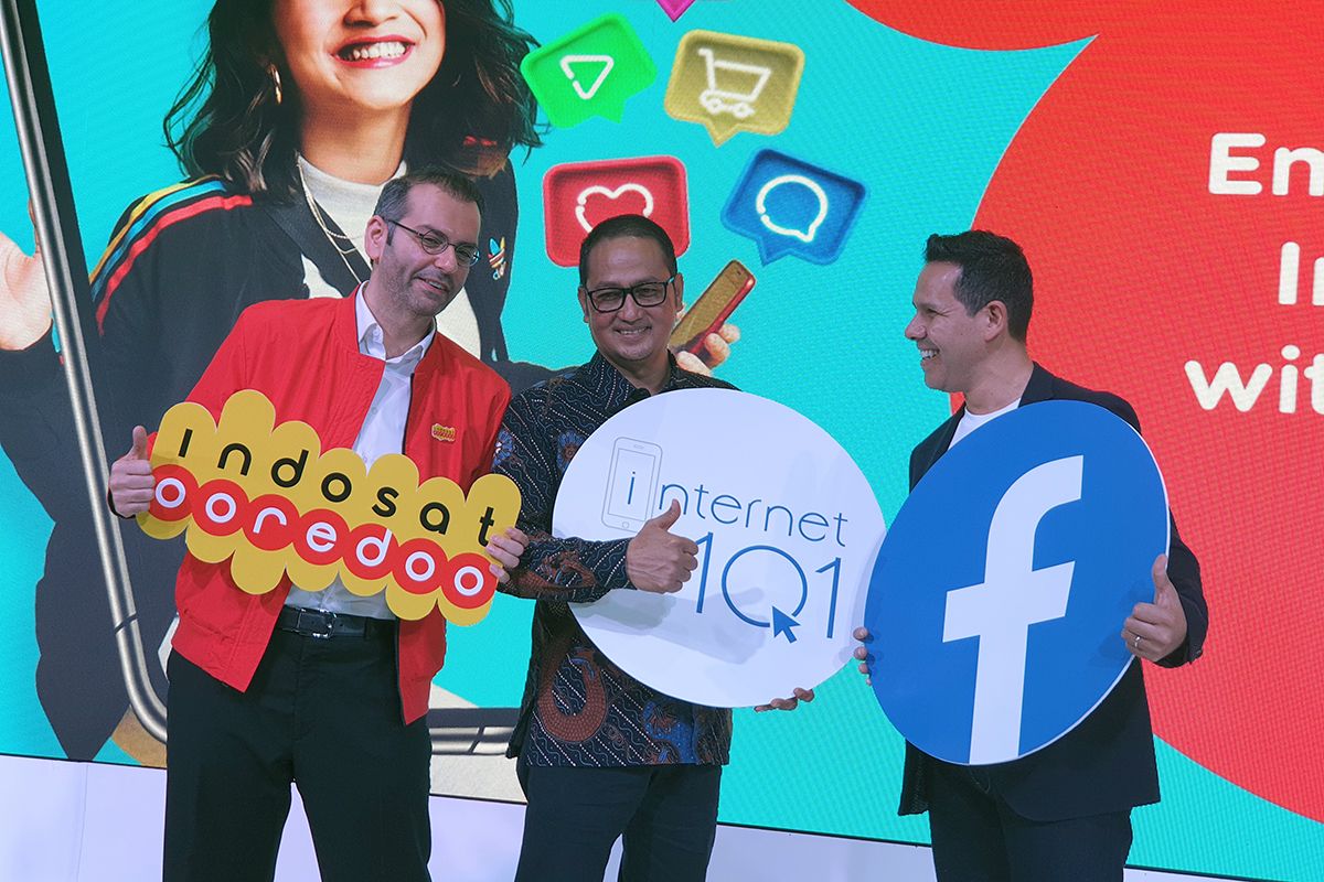 Dari kiri ke kana: President Director & Chief Executove Officer Indosat Ooredoo, Ahmad Al Neama, Samuel Abrijani Pangarepan, Dirjen Aptika Kominfo, dan VP Mobile Partnership Facebook, Francisco Varela saat peluncuran program Internet 101 di Jakarta, Selasa (15/10/2019).