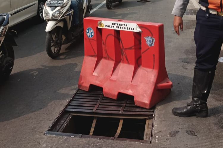 Penampakan salah satu penutup lubang gorong-gorong yang hilang di underpass Mampang Prapatan, Jakarta Selatan, Jumat (11/8/2023).