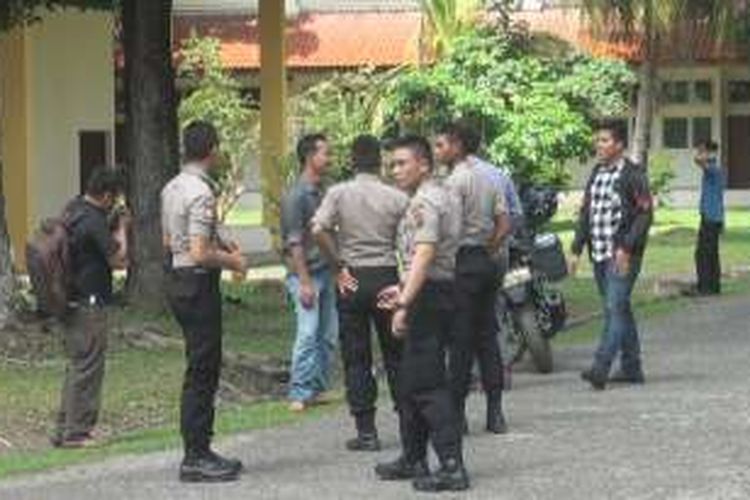 polisi dari polres ogan ilir menjaga lokasi tawuran di dalam kampus unsri indralaya ogan ilir sumsel..