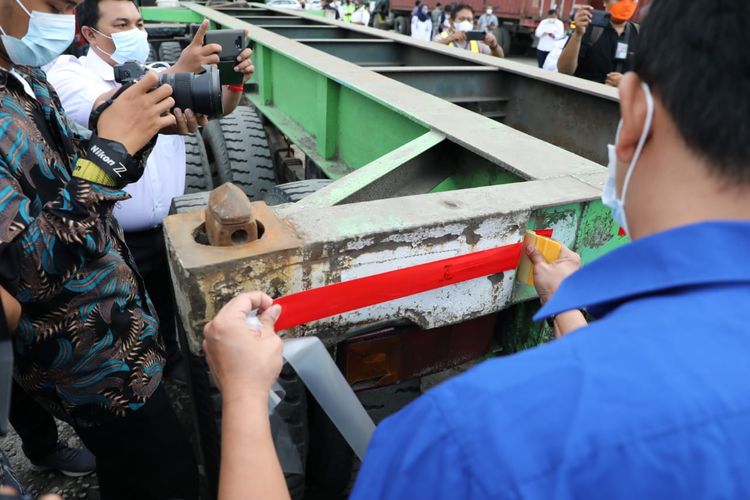 Pemasangan Alat Pemantul Cahaya saat Ramp check Dirjen Hubdat Budi Setiyadi di Pelabuhan Tanjung Priok