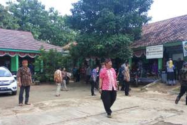 Saat ini SD yang memiliki lima ruang kelas dan satu ruang guru itu punya 5 guru PNS dan beberapa guru honorer. Guru tersebut hanya mengajar 96 siswa atau anak-anak dari satu RW di kampung tersebut.