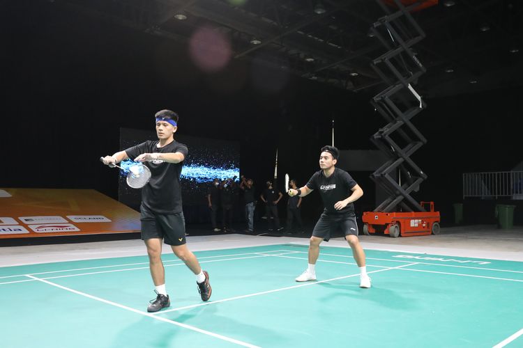 Pemain ganda putra Pramudya Kusumawardana/Yeremia Erich Yoche Yacob Rambitan saat berlatih di Setia City Convention Center, Selangor, Malaysia, Minggu (13/2/2022), menjelang Kejuaraan Beregu Asia 2022. 