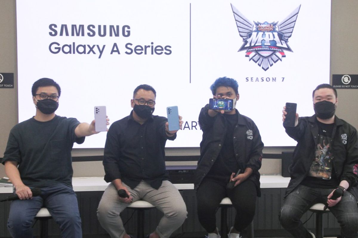 Dari kiri ke kanan, Product Marketing Manager Samsung Electronics Indonesia Irfan Rinaldi, Head of Public Relations Esports Moonton Indonesia Azwin Nugraha, Fachrian Noor Ramadhan Guava, dan Chief Executive Officer Alter Ego Esports Delwyn Michael Sukamto