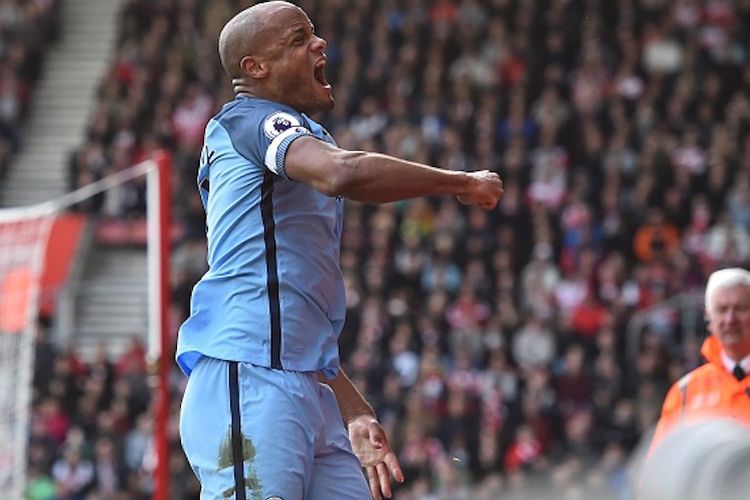 Kapten Manchester City, Vincent Kompany, merayakan gol timnya ke gawang Southampton pada pertandingan Premier League di Stadion St. Marys, Sabtu (15/4/2017). 