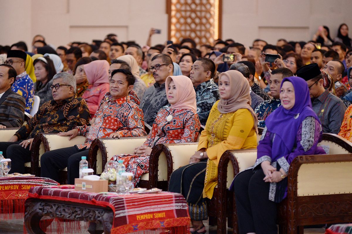 Pj Gubernur Sumatera Utara (Sumut) Hassanudin menghadiri Syukuran dalam rangka Peringatan Hari Jadi Ke-76 Provinsi Sumut Tahun 2024 di Aula Raja Inal Siregar, Lantai 2, Kantor Gubernur Sumut, Jalan Diponegoro Nomor 30, Medan, Kamis (18/4/2024).