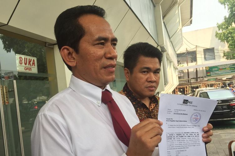 Kuasa hukum Fahri Hamzah, Mujahid Latief, setelah mengajukan surat permohonan sita paksa di Pengadilan Negeri Jakarta Selatan, Senin (22/7/2019).
