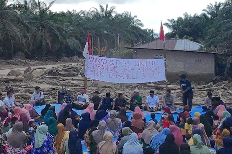 Ratusan korban banjir bandang di Desa Kutaraja, Kecamatan Muara Batangtoru (Mabang), Tapanuli Selatan, Sumatera Utara, mengikrarkan Sumpah Tapanuli, Kamis (8/1/2026).