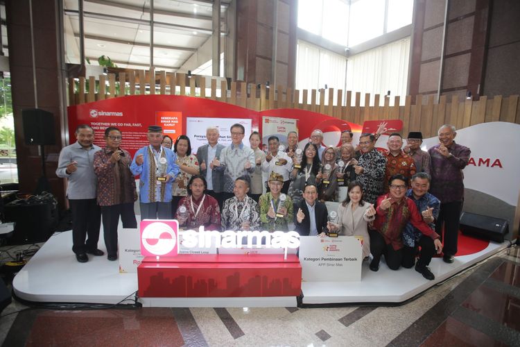 Board Member Sinar Mas Franky Widjaja dan Muktar Widjaja berfoto bersama para juara Tjipta UMKM Award binaan Pilar Bisnis Sinar Mas pada perayaan HUT ke-85 Sinar Mas, Jakarta (3/9/2023).