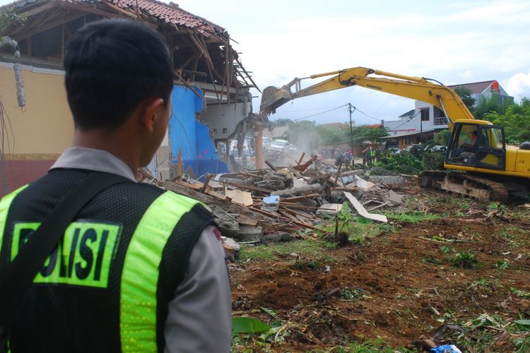Petugas sedang membongkar bangunan rumah di Kelurahan Harjasari, Kecamatan Bogor Selatan, Kota Bogor, untuk proses pembebasan lahan pengerjaan proyek Tol Bogor-Ciawi-Sukabumi (Bocimi), Rabu (25/10/2017). 