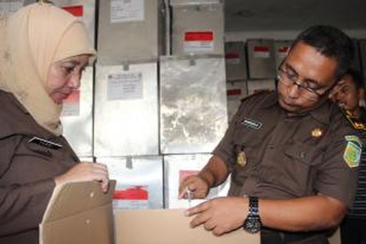 Tim jaksa dari Kejaksaan Tinggi Sulawesi Tenggara mengukur kotak suara dari kardus di gudang KPU Kota Kendari. Pemeriksaan logistik pemilu itu dilakukan setelah adanya laporan dugaan pelanggaran akibat tidak sesuai spesifikasi.