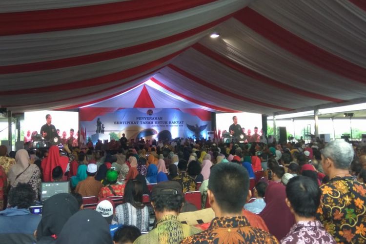Presiden Joko Widodo menghadiri pembagian sertifikat untuk warga Jakarta Timur, di Taman Cakung, Senin (3/11/2018) sore.