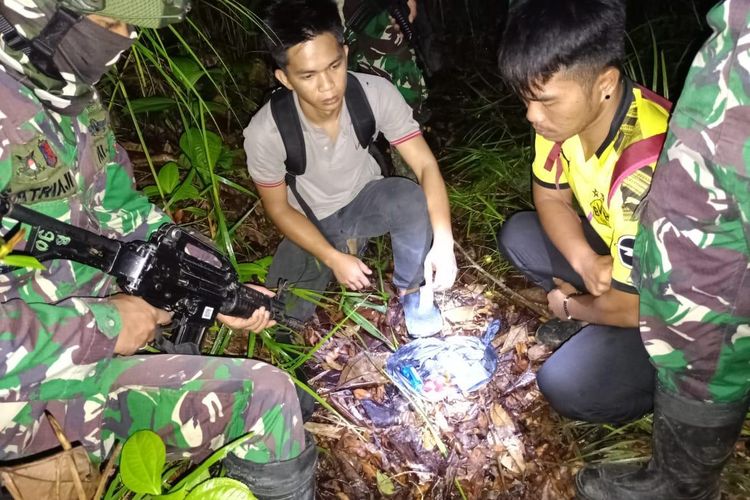 Dua warga negara Malaysia ditangkap membawa narkoba jenis sabu saat memasuki wilayah perbatasan Indonesia-Malaysia di Jagoi Babang, Kabupaten Bengkayang, Kalimantan Barat (Kalbar), Minggu (15/10/2023).