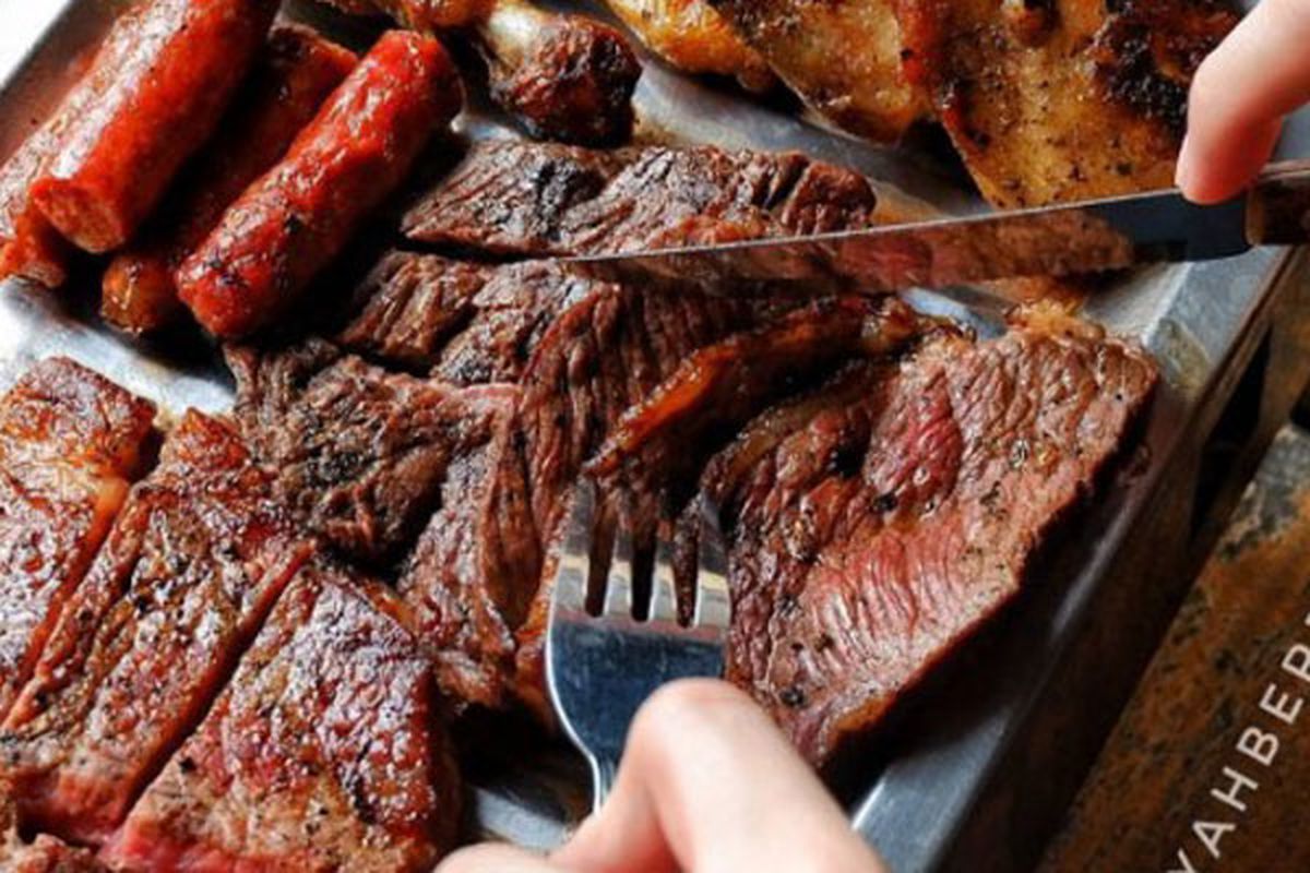 Mixed Platter di restoran El Asador, kemang, Jaksel. Menu ini berisikan daging ini menjadi salah satu favorit para pengunjung. Berisikan daging sapi, sosis lamb, dan beberapa potongan ayam.