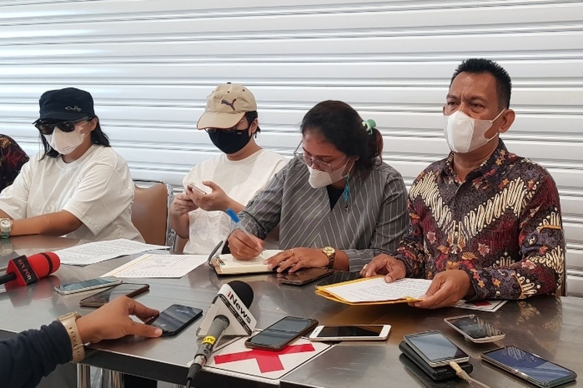 Keluarga lansia yang menjadi korban pengeroyokan  yang didampingi kuasa hukum saat melakukan konferensi pers di rumah duka Grand Heaven di Pluit, Jakarta Utara, Senin (24/1/2022).