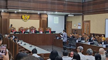 Nadiem Pakai Jaket Gojek di Sidang Pleidoi